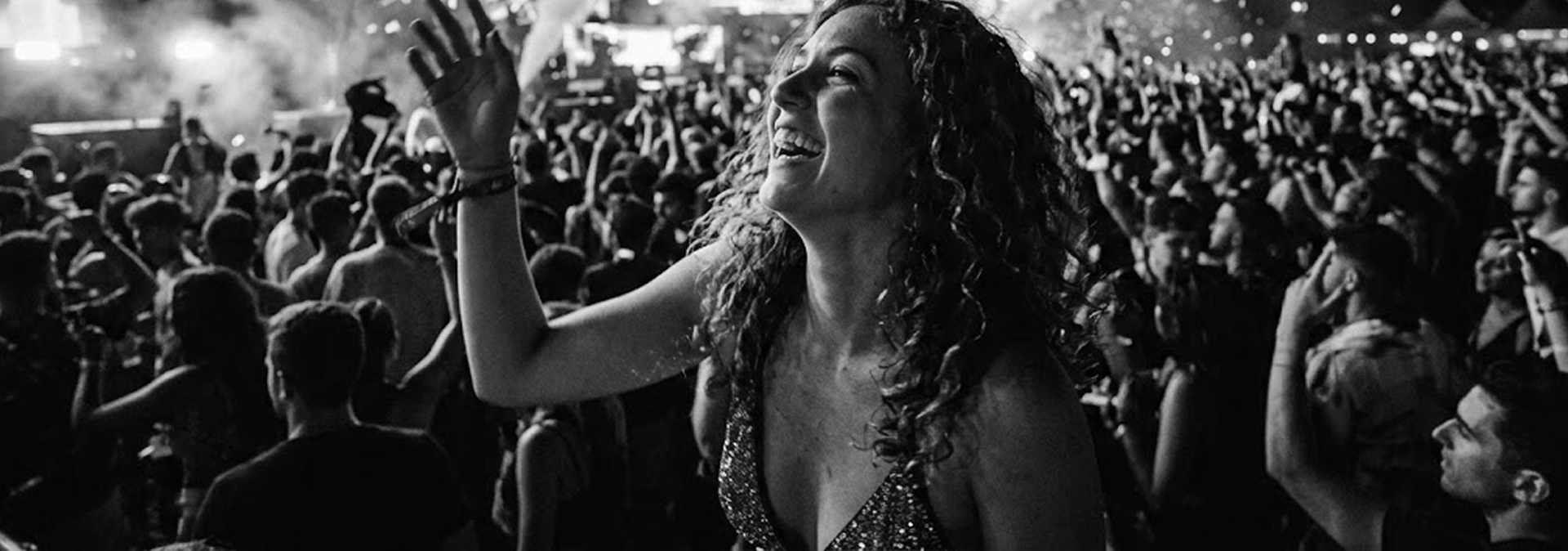 Asistentes bailando durante una noche de fiesta